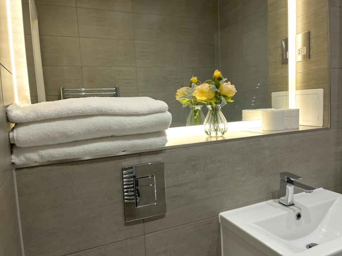 Lovely 2 Double Bedroom Flat With Free Parking - At The Atrium Mk Milton Keynes Exteriör bild